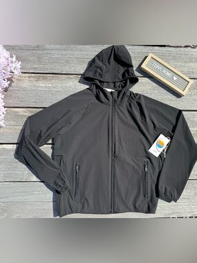 Vuori Renew Trainer Shell Jacket Black Medium Women’s Lightweight Zip Jacket NWT